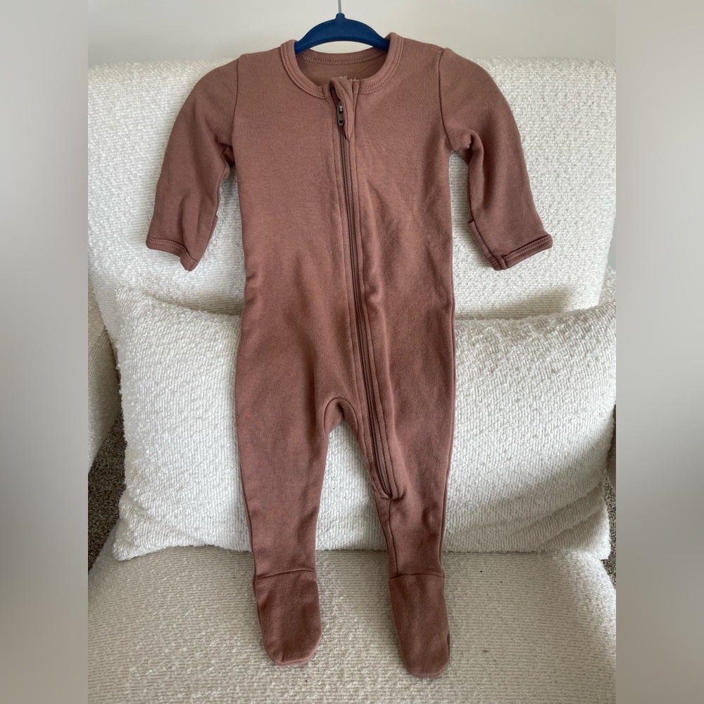 NWOT 100% cotton zipper footie sleeper SZ 0-3 month